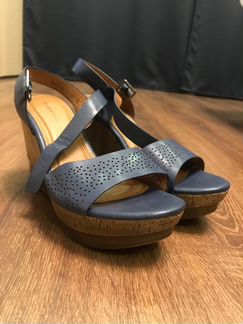 Босоножки на танкетке Zenden