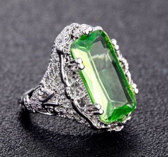 Серебряное кольцо с зеленым топазом