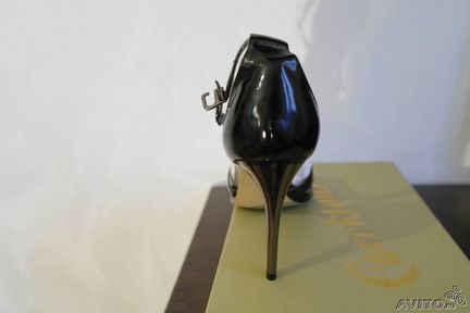 Лаковые босоножки на высоком каблуке