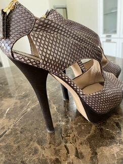 Босоножки Fendi