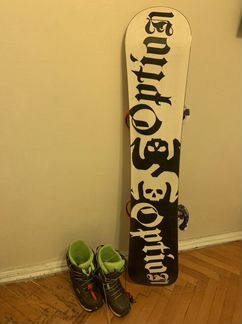 Сноуборд с креплениями и ботинками