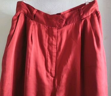 Шелковые брюки-бананы с защипами