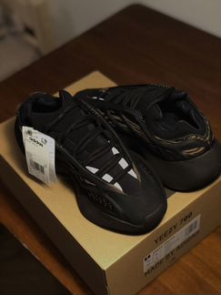Кроссовки adidas yeezy boost 700 v3