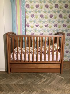 Детская кроватка с маятником и ящиком