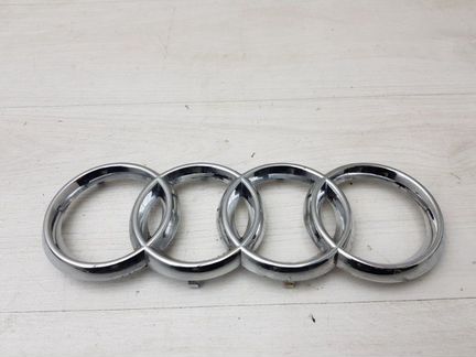 Эмблема решетки радиатора Audi A4 B7 BFB 2006