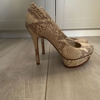 Туфли на каблуке бежевые/молочные под питона bcbg