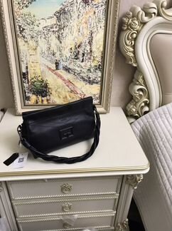 Миниатюрная сумочка от Givenchy