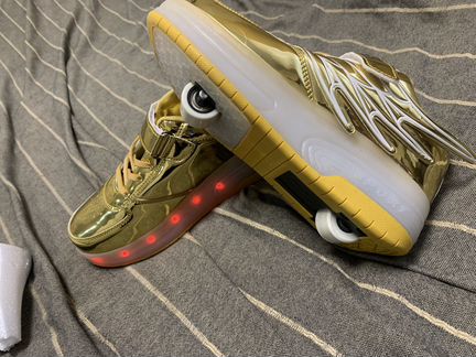Кроссовки на роликах светящиеся