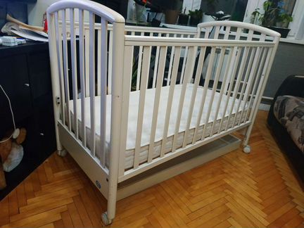 Кроватка pali на колесиках со стопорами и съëмным