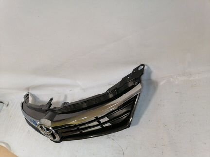 Решетка радиатора передняя верхняя Toyota Camry