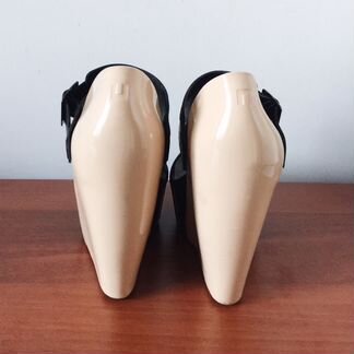 Босоножки на танкетке United Nude