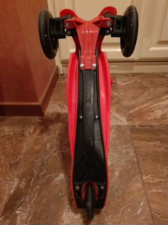 Продам трехколесный самокат с светящимися колесами