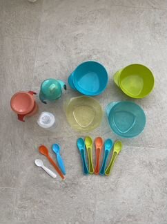 Посуда для кормления + фартуки + бутылки + соски