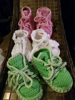 Вязаные шапки,шарфы, кардиганы,пинетки,кеды,свитер