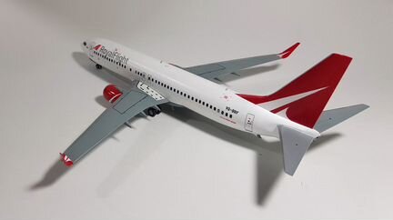 Модель самолета Boeing 737-800 1/144